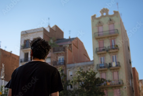 Canvas Print Joven descubriendo la ciudad asombrado
