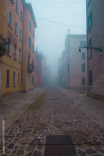 Fototapeta Naklejka Na Ścianę i Meble -  Narrow colorful streets of Venice on a foggy winter morning 