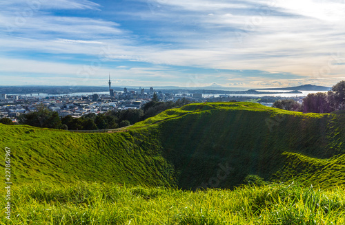 Obraz na płótnie Mt Eden Crater and View to Auckland New Zealand; Lovely Morning Time; Auckland is the largest city in New Zealand w salonie