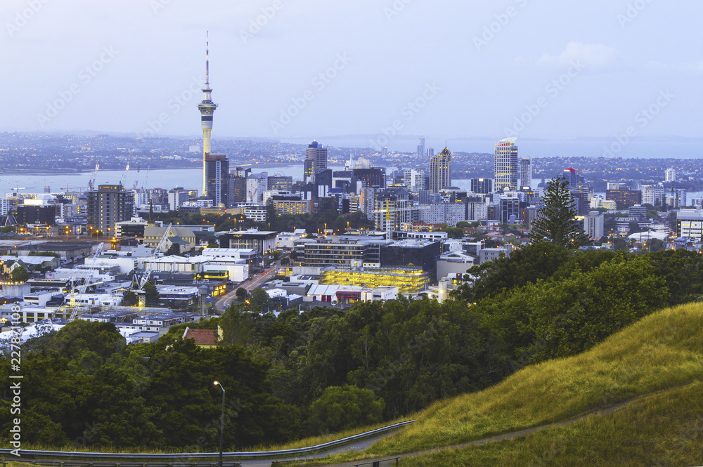 Obraz premium View to Auckland New Zealand from Mt Eden; After Sunset Time before Dark