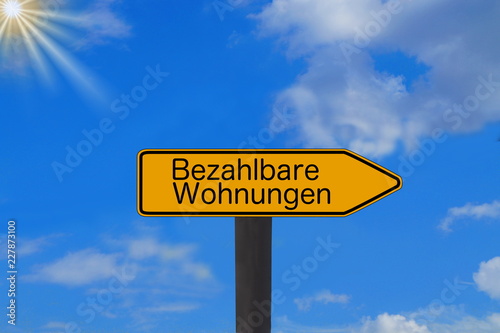 Ein Schild weist auf bezahlbare Wohnung hin