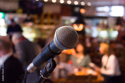 Canvas Print Microphone close-up in jazz club before the show
