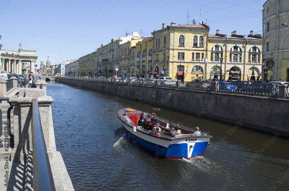 Obraz premium St. Petersburg, pleasure boat in Griboyedov canal