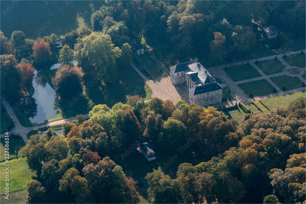 vue aérienne du château de Ménouville dans le Val d'Oise en France vue aérienne du château de Ménouville dans le Val d'Oise en France