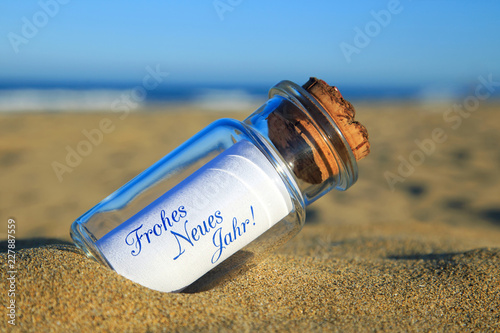 Flaschenpost am Strand Frohes Neues Jahr 