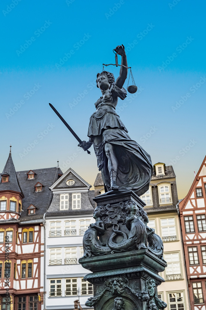 Fototapeta premium fountain with lady justice in Frankfurt
