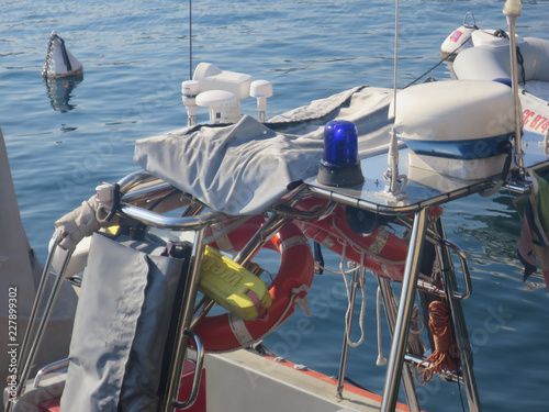imbarcazione con strumenti di navigazioni delle forze dell'ordine sul lago di Garda