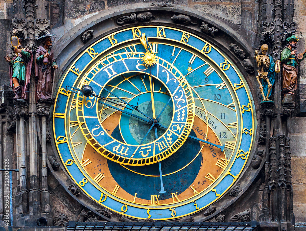 Fototapeta premium Stary zegar astronomiczny jest jedną z głównych atrakcji Pragi. Historyczne centrum miasta.