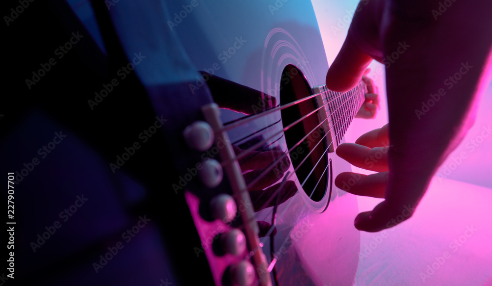 Naklejka premium Gitara akustyczna grana przez dziewczynę