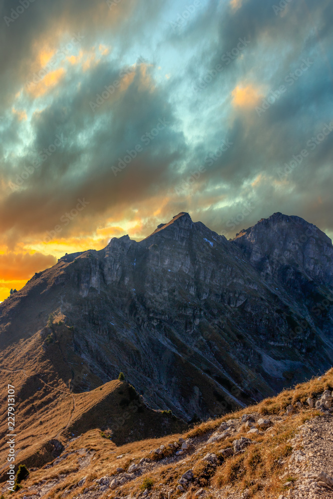 Dramatischer Sonnenuntergang in den Alpen