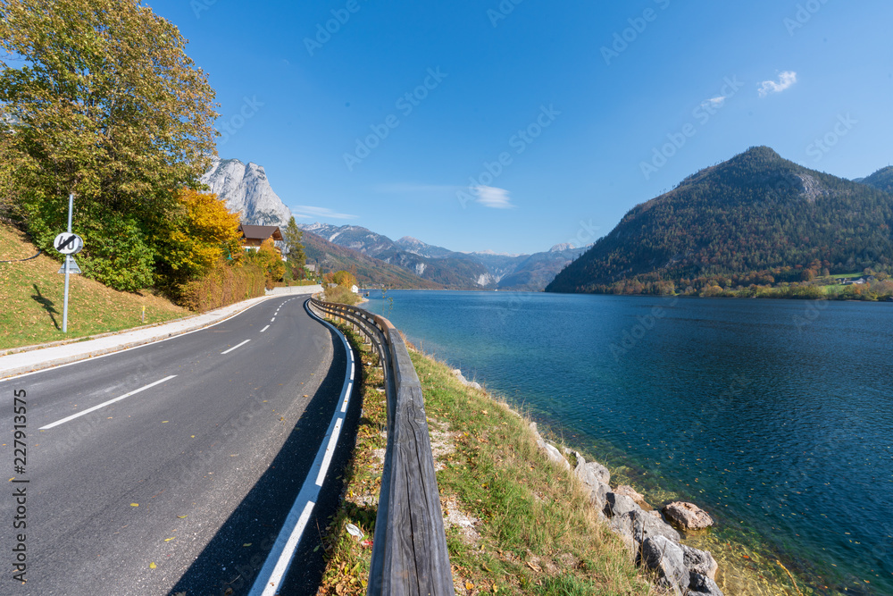 Grundlsee mit bunten Laubbäumen und Herbstblättern, an einem wunderschönen Herbsttag