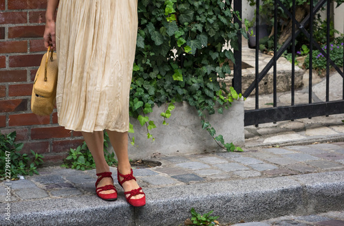 Foto femme aux chaussures rouges