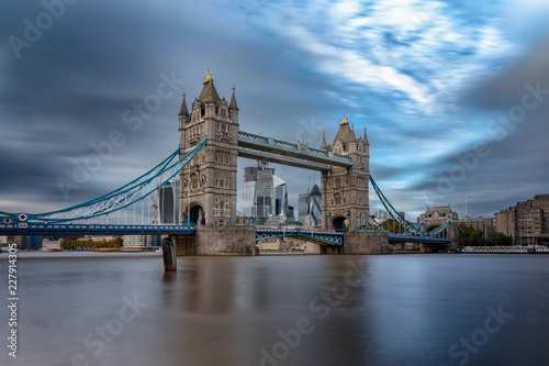 Obraz Punkt orientacyjny Londynu: Tower Bridge w pochmurny dzień jesieni