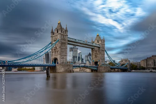 Obraz Punkt orientacyjny Londynu: Tower Bridge w pochmurny dzień jesieni