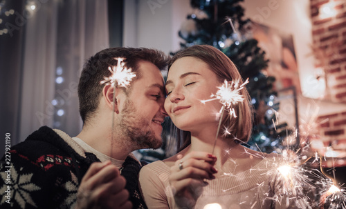 Valokuva Young couple celebrating Christmas at home