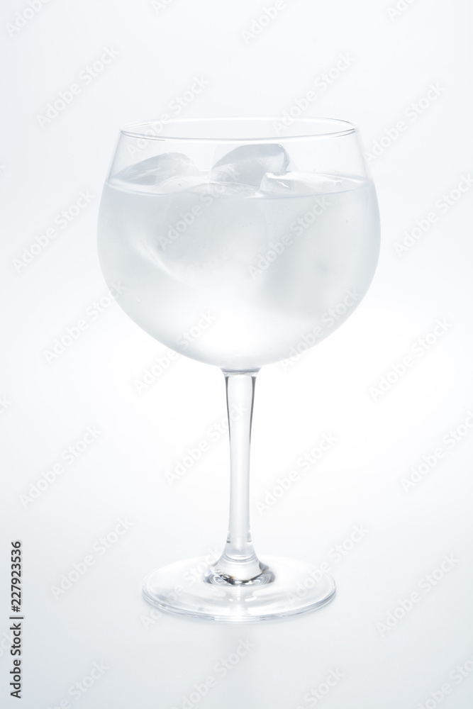 Copa de ginebra y tónica sobre fondo blanco Copa de ginebra y tónica sobre fondo blanco