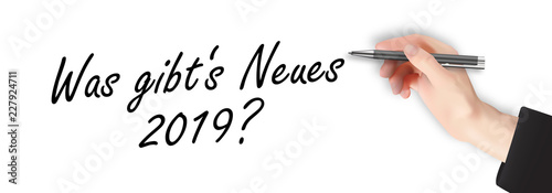 Was gibts neues 2019 - Hand schreibt mit Kugelschreiber