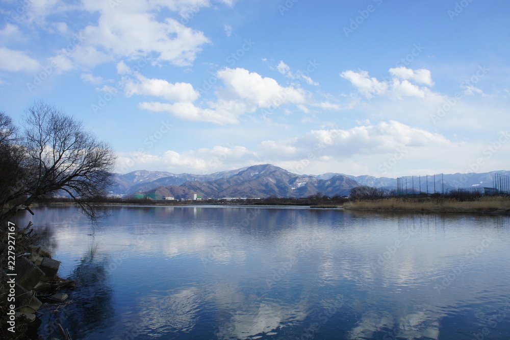長野の川のほとり