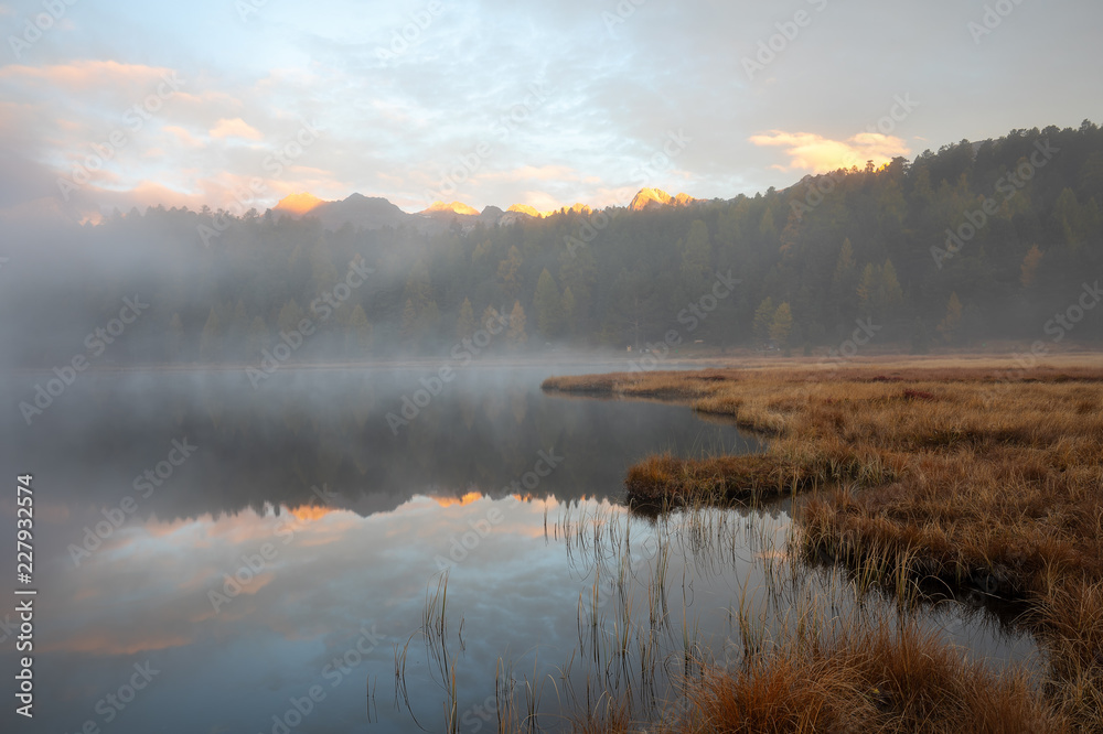Fototapeta premium St. Moritz: Stille am Stazersee (Lej da Staz)