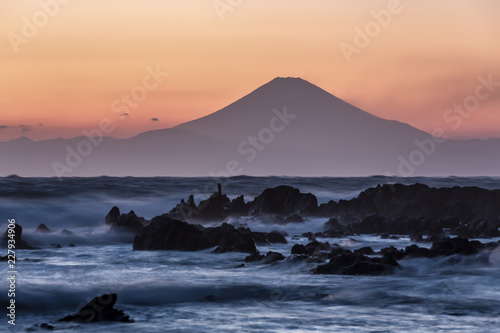 台風一過の荒崎海岸から夕焼け富士山