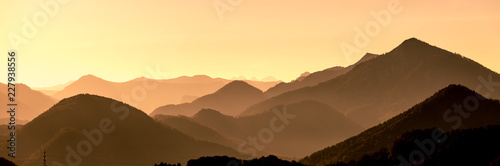 Fototapeta Naklejka Na Ścianę i Meble -  Bergsilhouette in den Alpen, Panorama