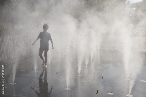 Enfant à la fontaine à brume