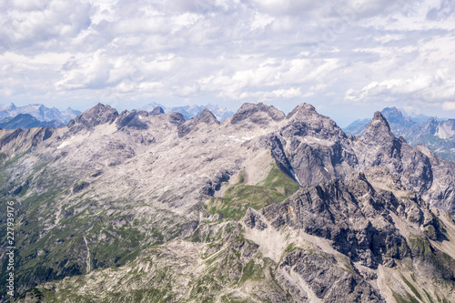 Berge in den Allgäuer Alpen - Blick über Gipfel mit blauem Himmel