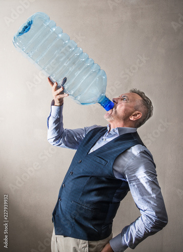 dissetarsi con una bottiglia di acqua gigante photo