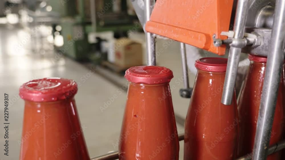 Machinery cleaning tomate sauce caps. Tomate sauce factory-slow motion