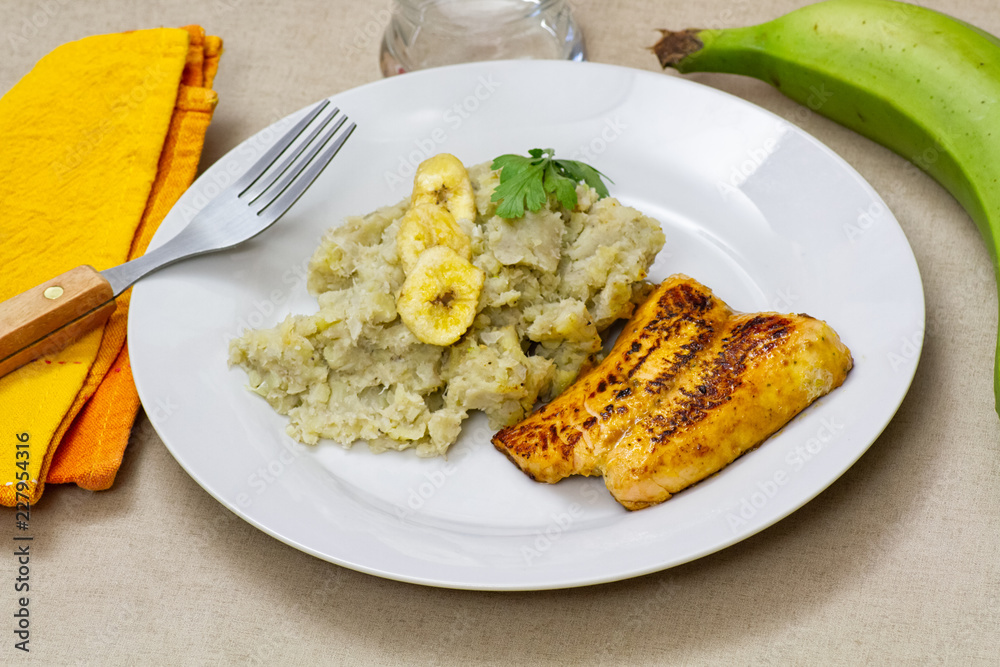 pavé de saumon et purée de bananes pavé de saumon et purée de bananes
