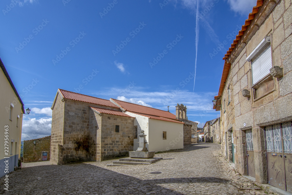 Una calle de Castelo Mendo, pueblo histórico en el distrito de Guarda. Portugal.