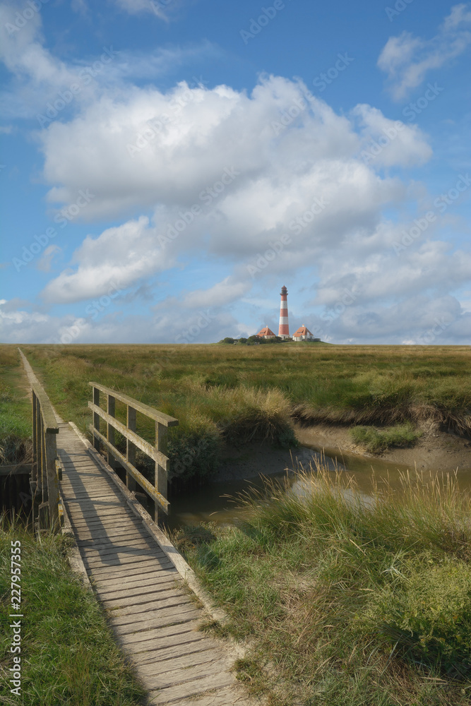 der bekannte Leuchtturm von Westerhever auf der Halbinsel Eiderstedt ...