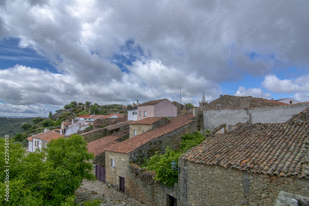 vista de una calle del pueblo histórico de Castelo Mendo en Portugal