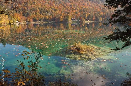 Fototapeta Naklejka Na Ścianę i Meble -  Herbst am Lago di Fusine inferiore (Weissenfelser See) / Friaul / Italien