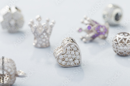 Canvas-taulu Heart shaped charm bead with diamonds for chain bracelet