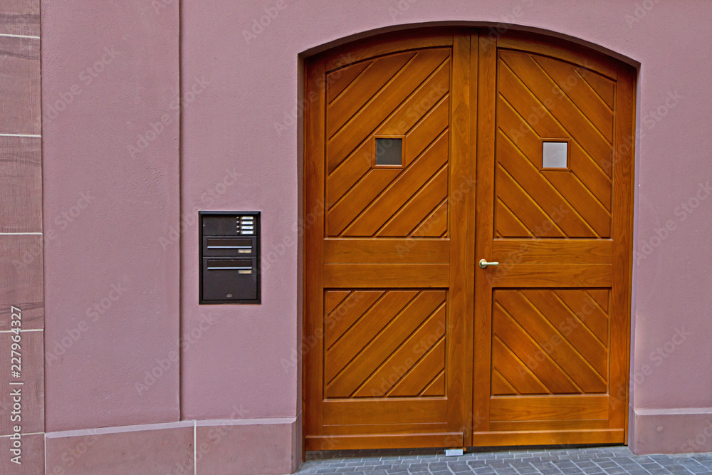 Naklejka premium Breite Einganstür aus Holz