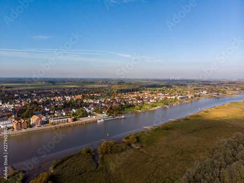 Luftaufnahme vom nördlichen Elsfleth mit Hunte im Vordergrund (Drohne)