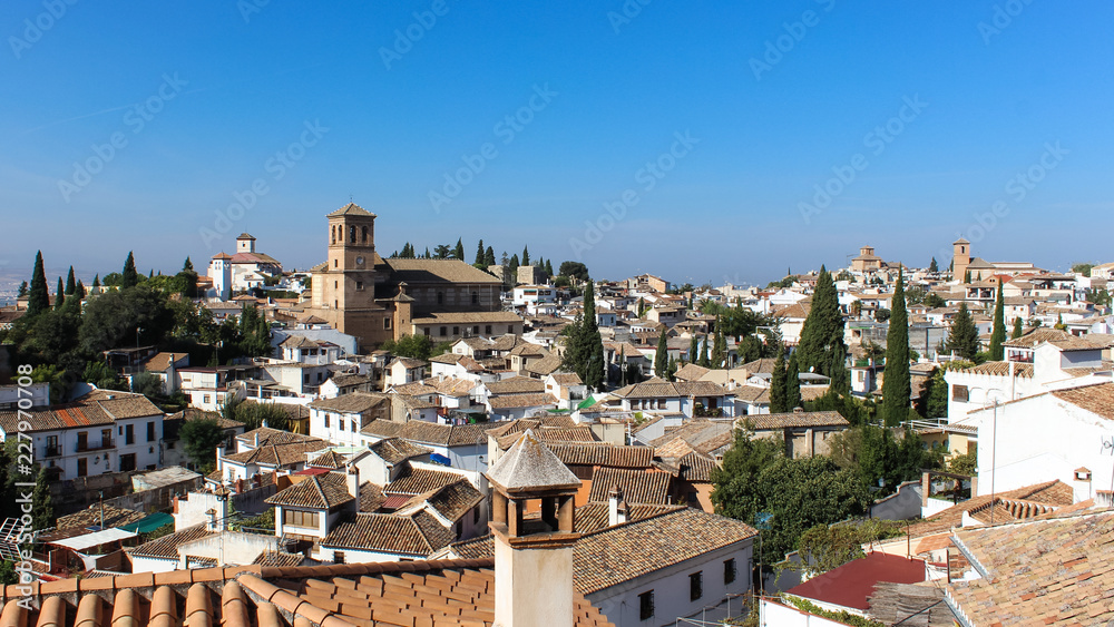 Blick auf die Altstadt mit weißen Häusern und Kirchen von Granada, Andalusien, Spanien