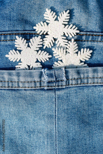 Drei Schneeflocken in einer Blue Jeans super winterfest Hosentasche Hintergrund Winter Weihnachten