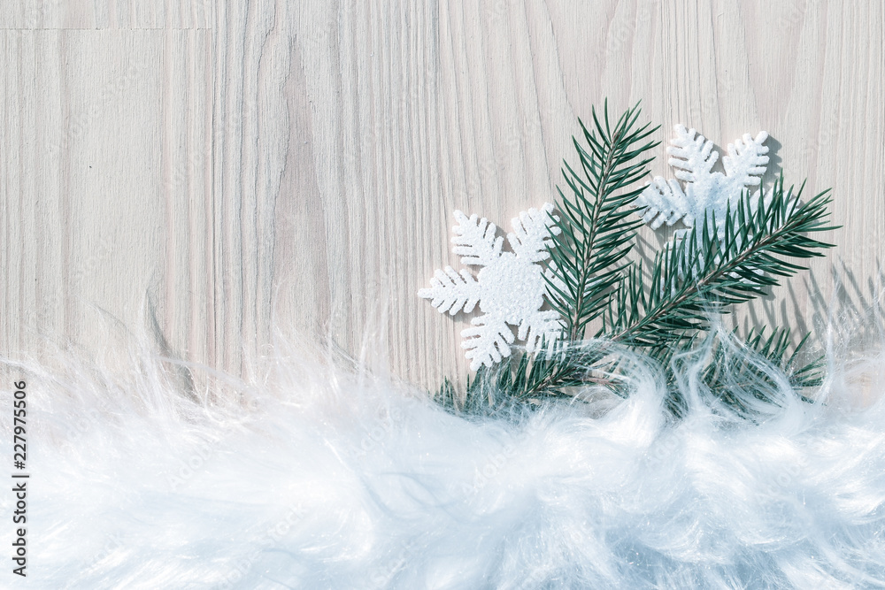Winter oder Weihnachten Fest Dekoration Hintergrund einfach schlicht mit  hellem Holz und Zweig mit Schneeflocken Stock-Foto | Adobe Stock