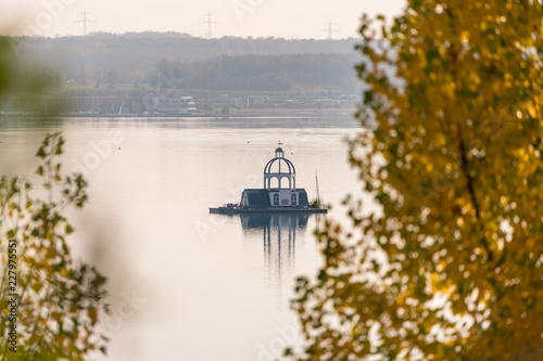 Fototapeta Naklejka Na Ścianę i Meble -  Kirche auf dem Störmthaler See bei Leipzig