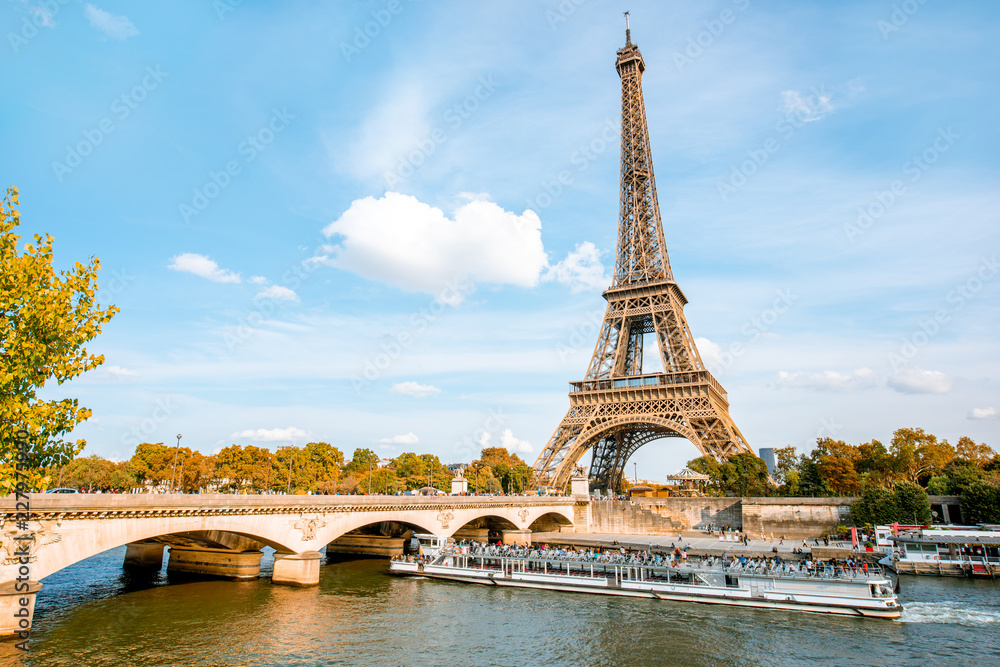 Fototapeta Zobacz na wieży Eiffla na rzece Seine jesienią w Paryżu