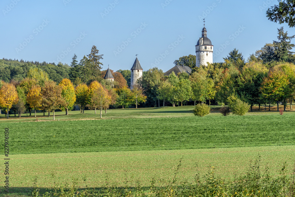 Burg Zievel am Billiger Wald im Herbst Burg Zievel am Billiger Wald im Herbst