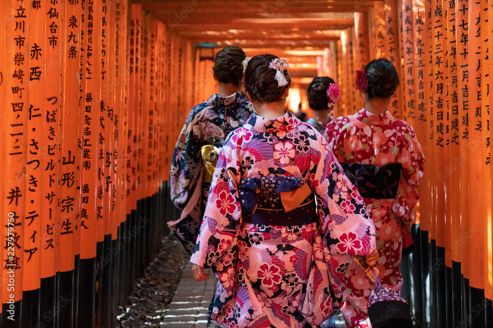 Fototapeta premium Girls walkin Fushimi Inari Shrine on Geisha attire
