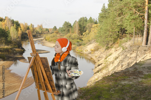 Девочка рисующая пейзаж