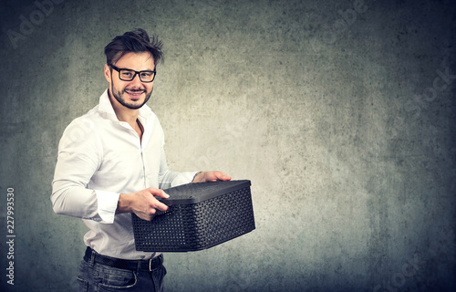 Fotografía Content man with stuff box