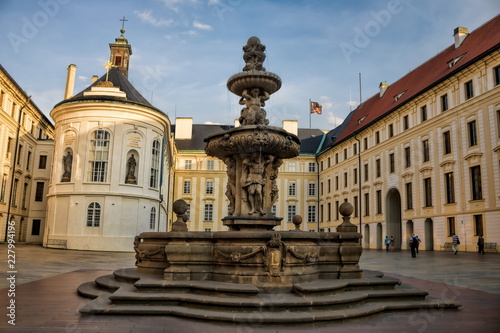 Prag, Heilig-Kreuz-Kapelle mit Brunnen
