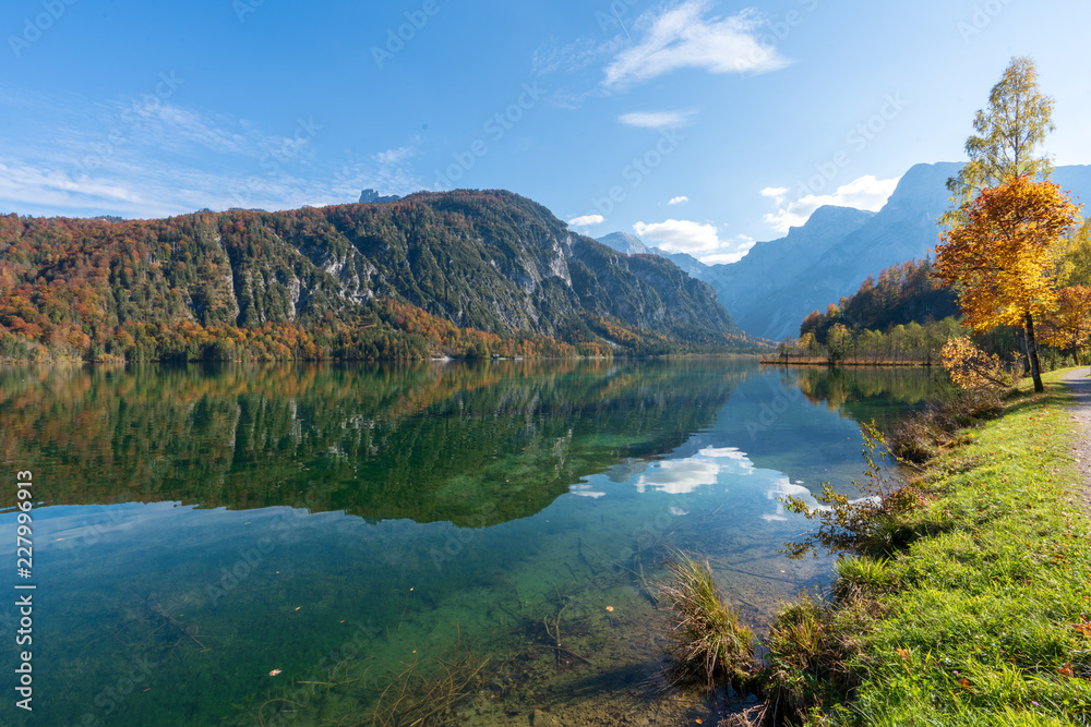 Almsee bei Sonnenuntergang mit bunten Laubbäumen und Herbstblättern, an einem wunderschönen Herbsttag