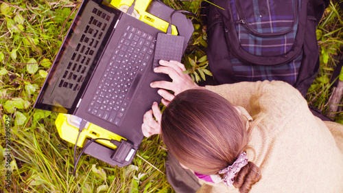 Foto Woman scientist ecologist working on a laptop outdoors. Top view