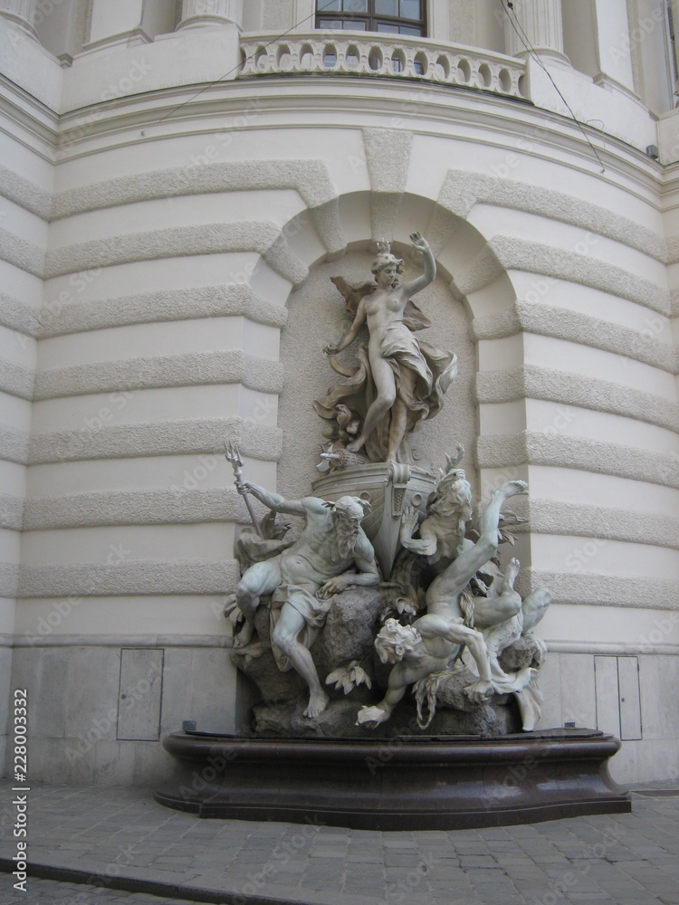 Obraz premium Аллегорическая скульптура у стены Хофбурга